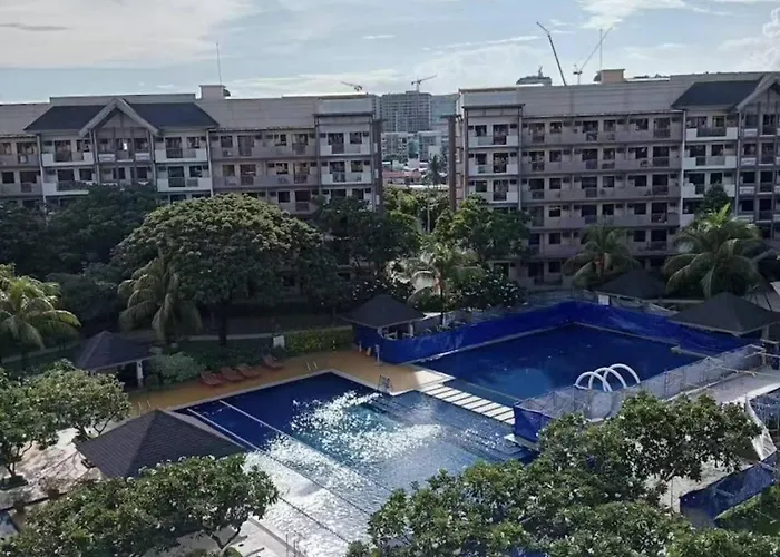 Midrise Staycation Near Airport Apartamento